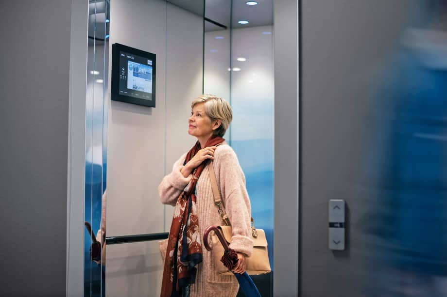 img_KONE_Woman_in_elevator