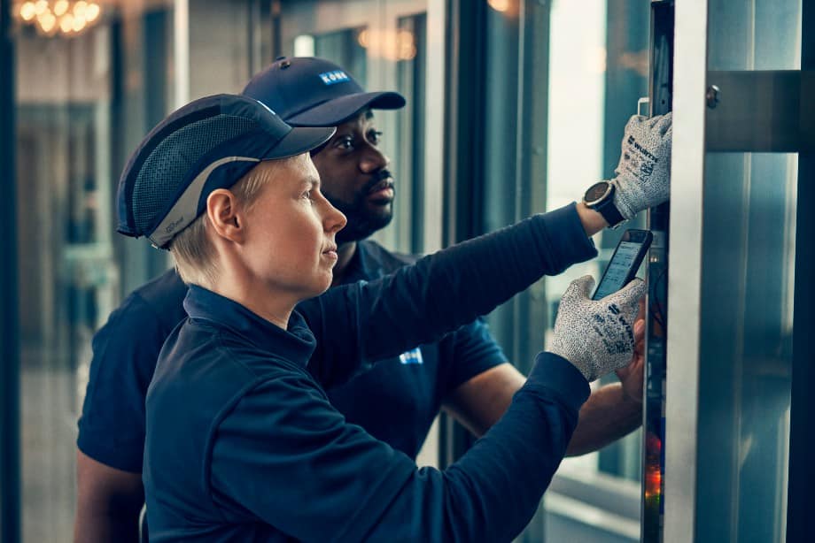 img_KONE_maintenance_technicians_with_KONE_Mobile
