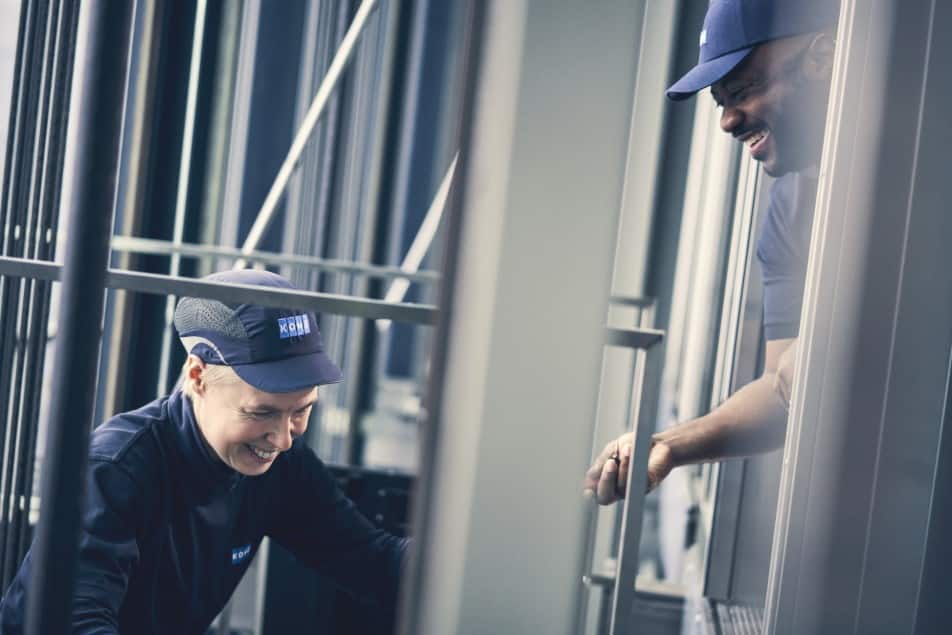 img_KONE_maintenance_technicians_working_together_high_res