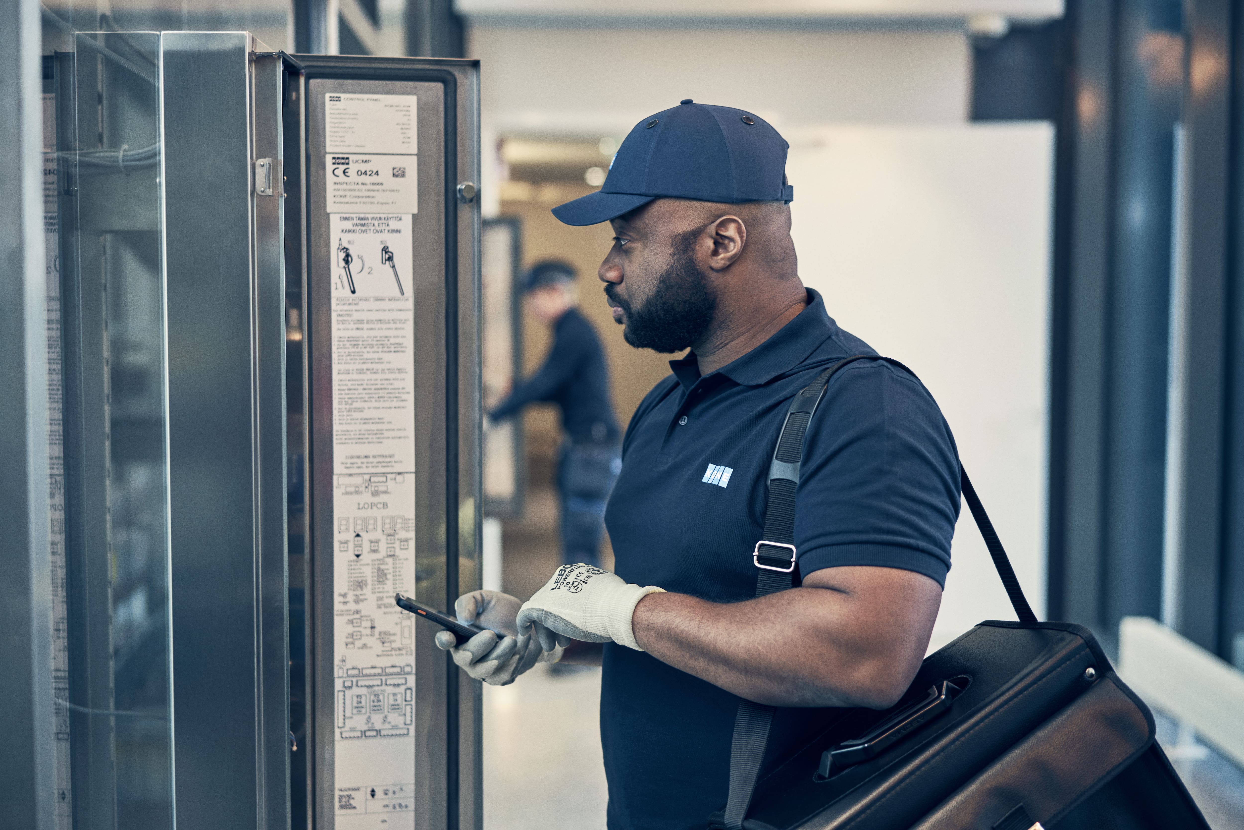 img_KONE_maintenance_technicians_working_with_elevators_high_res