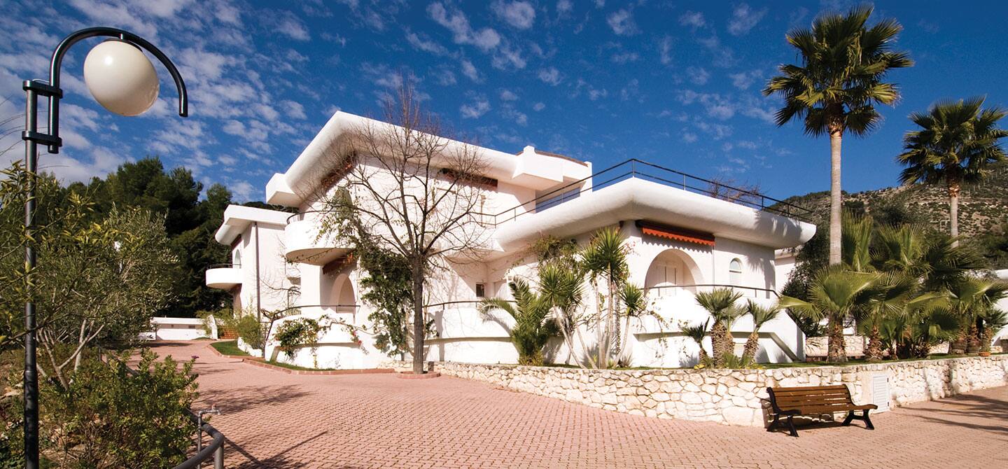 baia-dei-faraglioni-hero-1440x670