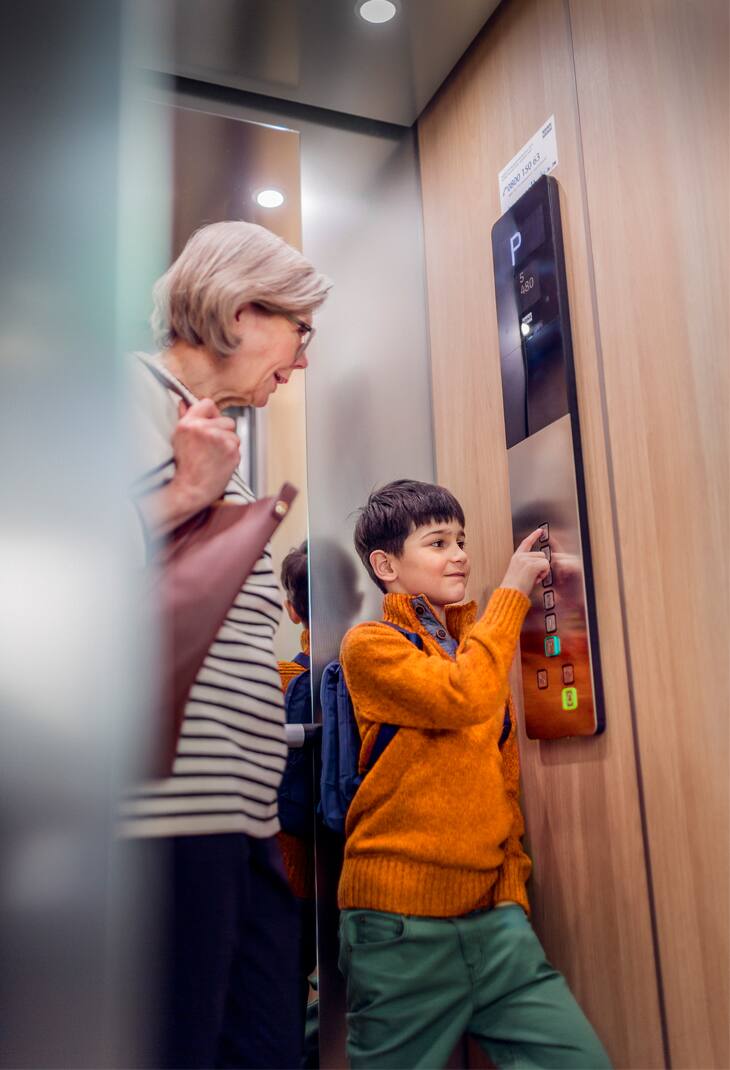 img_Financial information_Grandma and boy elevator