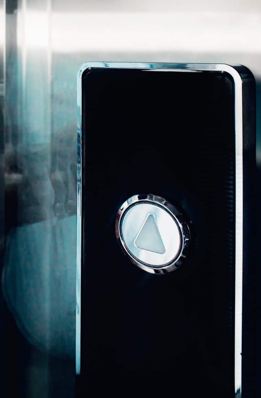 Smart cities, negli edifici del futuro la sicurezza dei cittadini passa dagli ascensori: ecco il vademecum per evitare incidenti ed imprevisti last minute